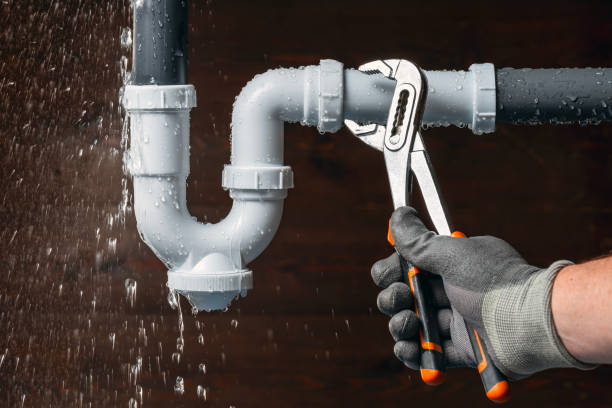 Professional Emergency Plumber technician working in Brice, OH